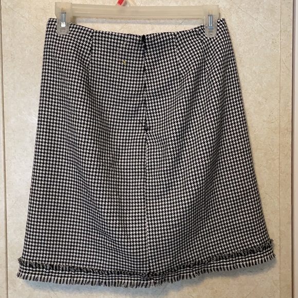 Cute skirt - Size 4 - NWOT - Picture 2 of 2